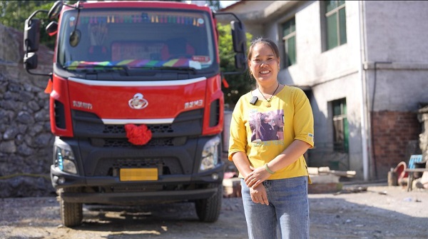 敢闯敢拼 成就自我 女司机结缘乘龙M3自卸车
