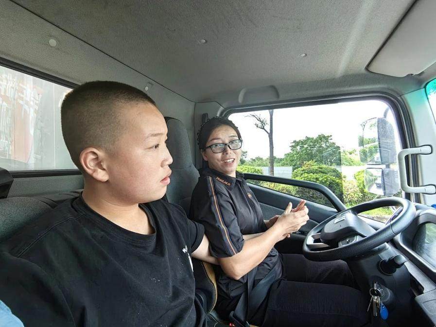  35岁母亲带孤独症儿子跑货车：这是目前最“划算”的工作