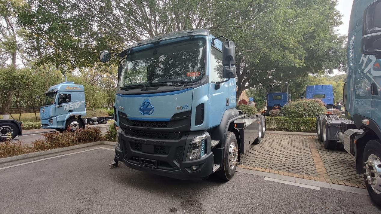 多拉快跑更省电 卡友创富优选乘龙H5超轻版纯电牵引车